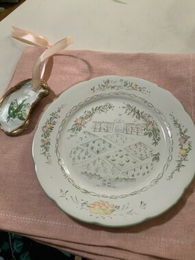 Floral Pattern dessert plates- 4 pink napkins,  oyster shell napkin rings.